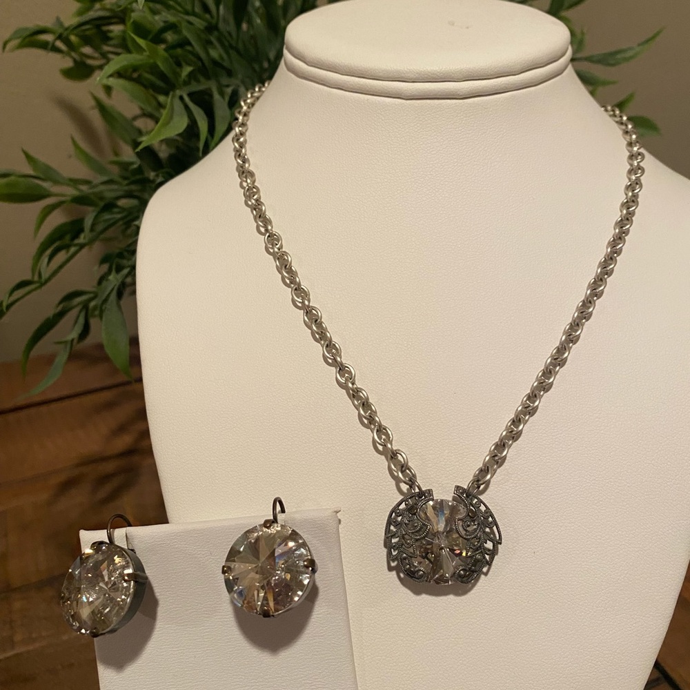 Sabika necklace and earrings
